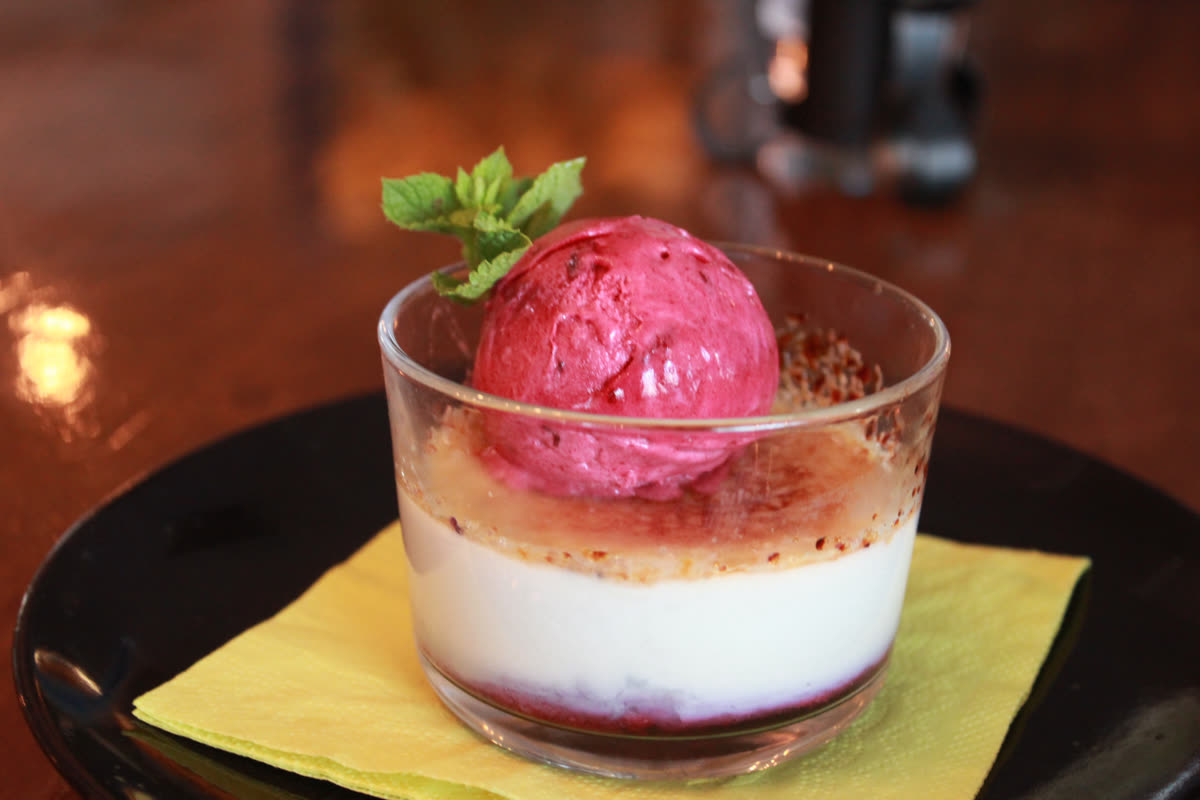 Crème brûlée -jälkiruoka marjasorbetilla ja mintunlehdellä